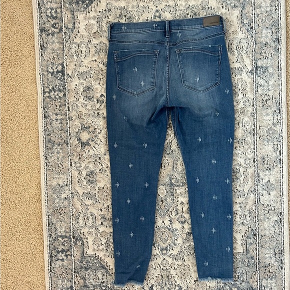 EXPRESS SKINNY JEANS W/ DISTRESSED DESIGNS - Picture 3 of 3